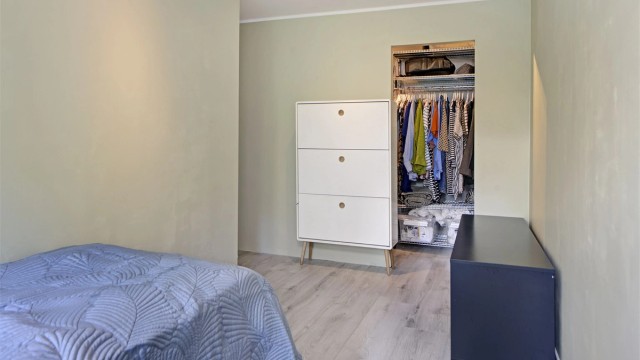 Soverom 2 - fra rommet er det inngang til garderoberom