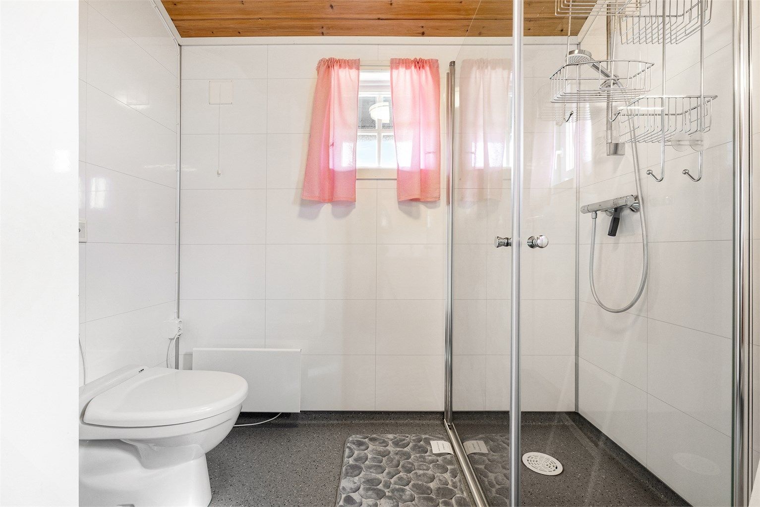 Badet ble oppgradert i 2018 og er innredet med baderomsmøbler, dusjhjørne med dører og gulvstående toalett