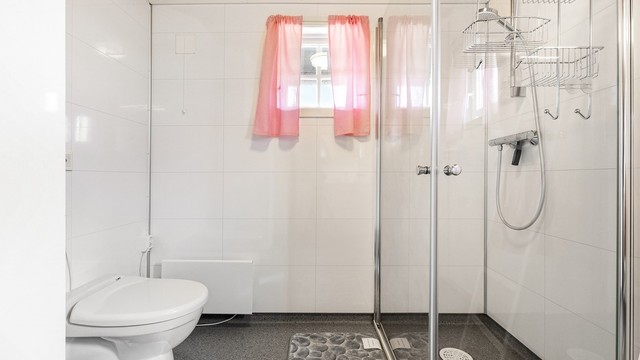 Badet ble oppgradert i 2018 og er innredet med baderomsmøbler, dusjhjørne med dører og gulvstående toalett
