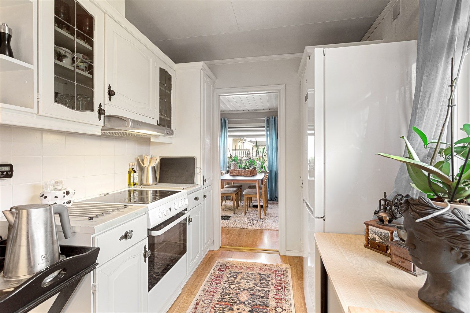 Profilert kjøkkeninnredning i seksjoner.