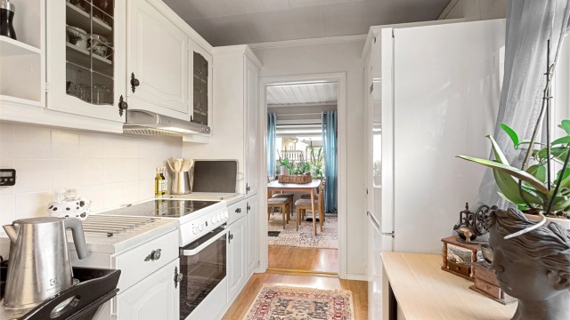 Profilert kjøkkeninnredning i seksjoner.