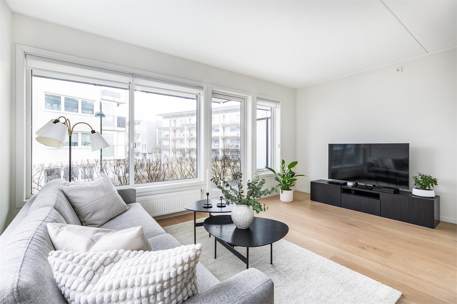 Leiligheten er tilknyttet sentralt varmeanlegg og varmes opp av radiatorer, noe som bidrar til lavt forbruk av strøm.