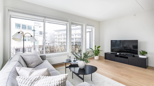 Leiligheten er tilknyttet sentralt varmeanlegg og varmes opp av radiatorer, noe som bidrar til lavt forbruk av strøm.
