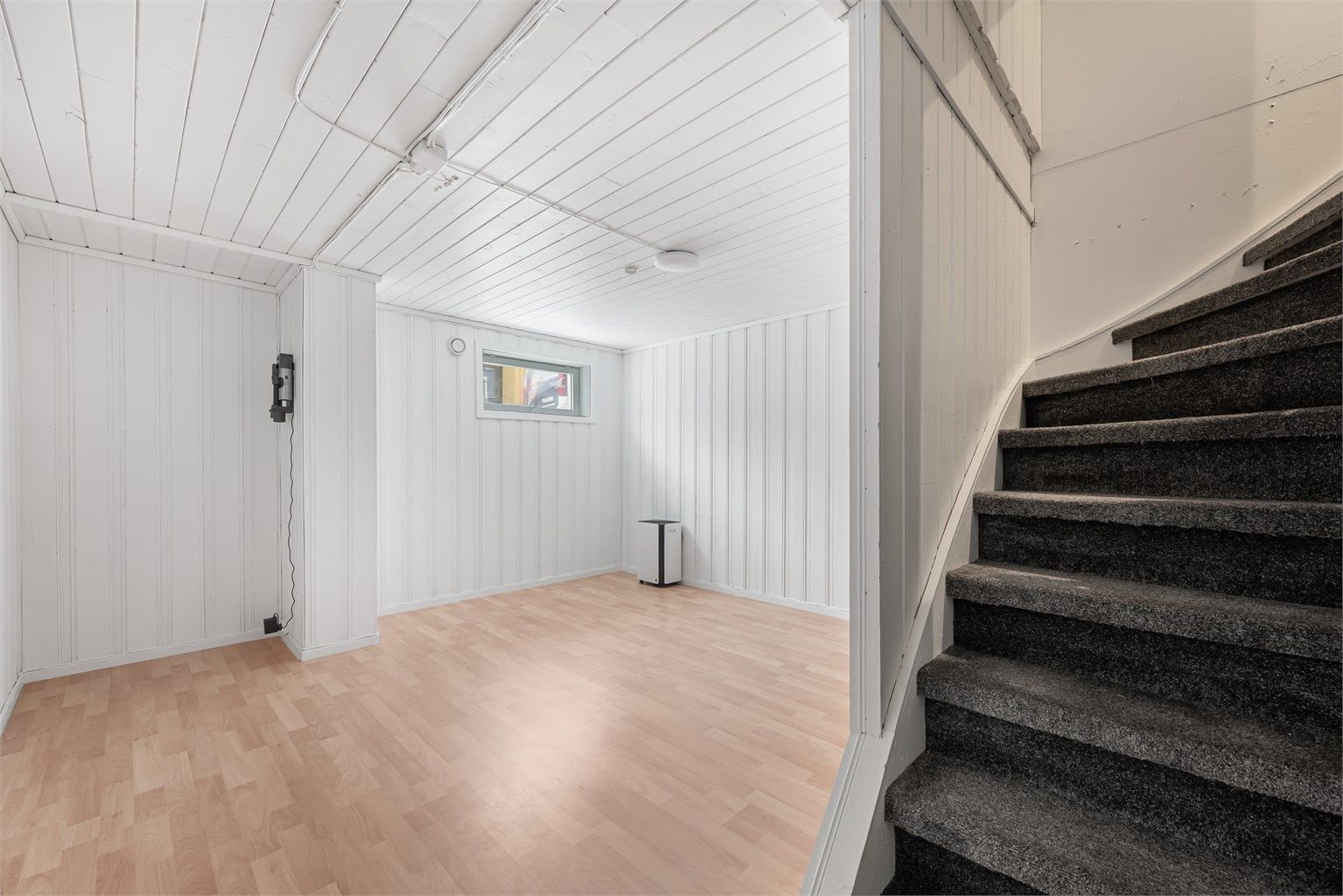 Kjeller er innredet med stue, wc, vaskerom, stor bod og inngangsparti/gang. 
Egen inngang til kjeller. 