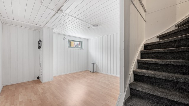 Kjeller er innredet med stue, wc, vaskerom, stor bod og inngangsparti/gang.
Egen inngang til kjeller.