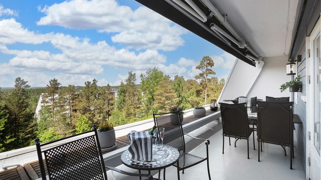 Terrassen er utstyrt med elektrisk markise, utelys og stikkontakt.