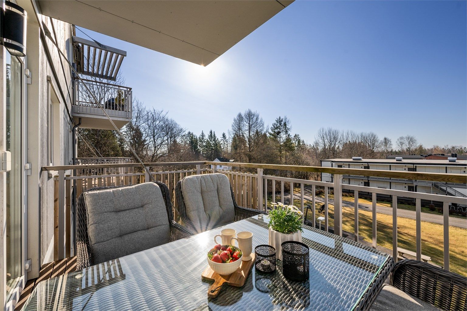 Balkong på ca. 7 kvm med meget gode solforhold fra morgen til kveld.