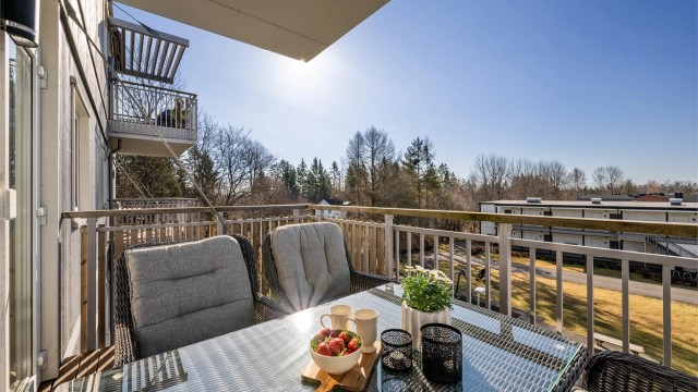 Balkong på ca. 7 kvm med meget gode solforhold fra morgen til kveld.