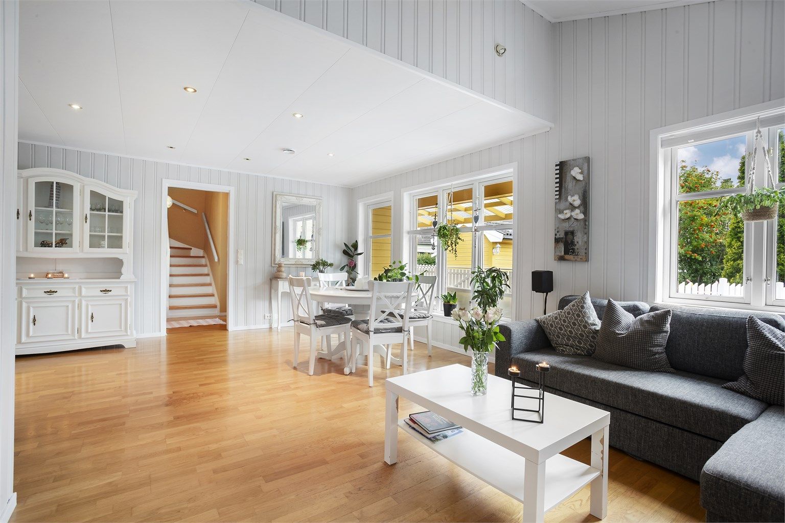 Romslig stue med store vindusflater som slipper inn godt med naturlig lys.