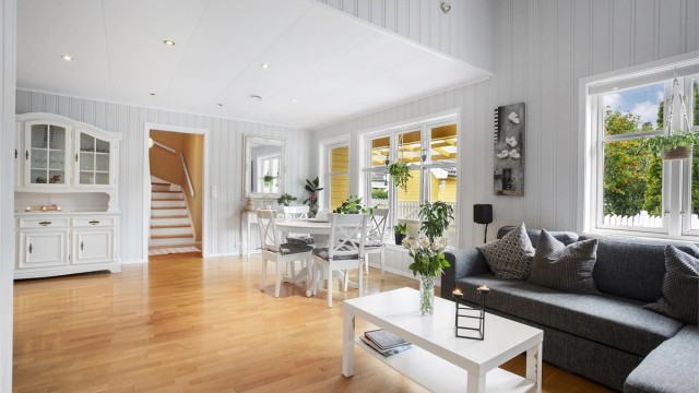 Romslig stue med store vindusflater som slipper inn godt med naturlig lys.