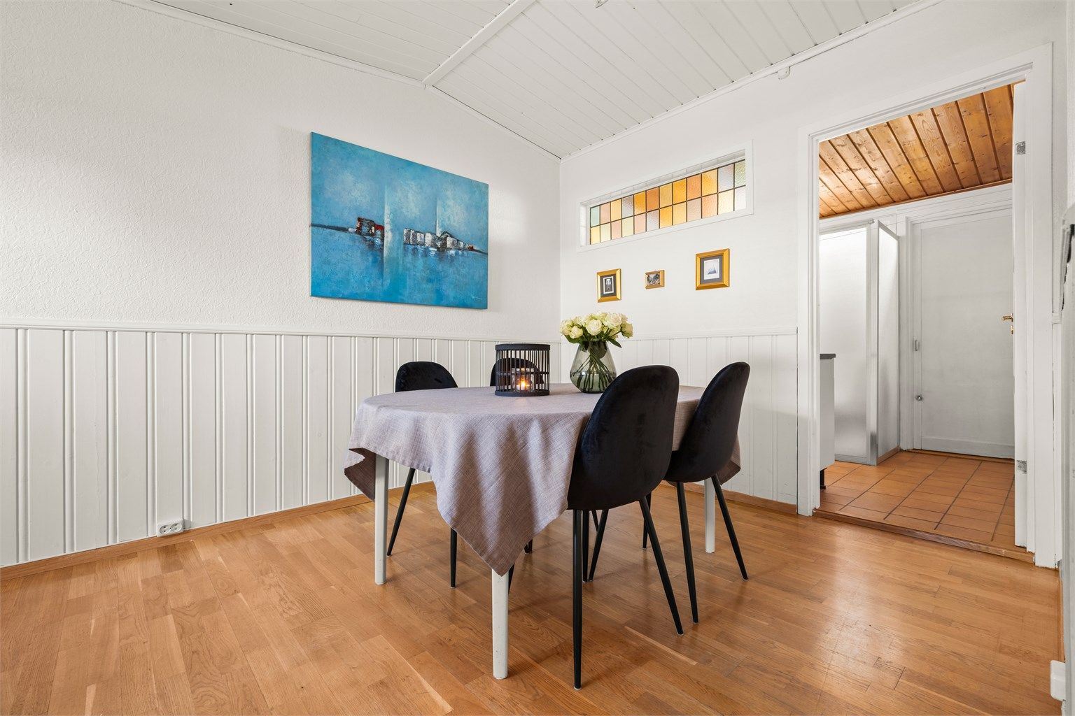 Spisestuen har god plass til et stort spisebord.