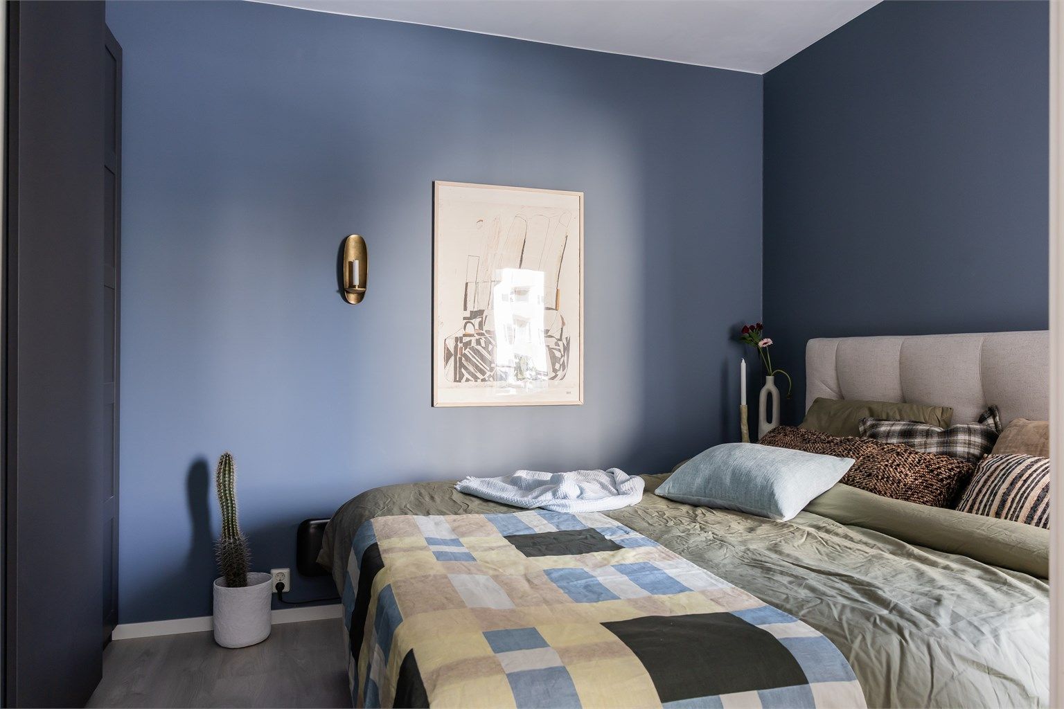 Soverommet er malt i avslappende farger, det er god plass til dobbeltseng, nattbord og øvrig møblement.