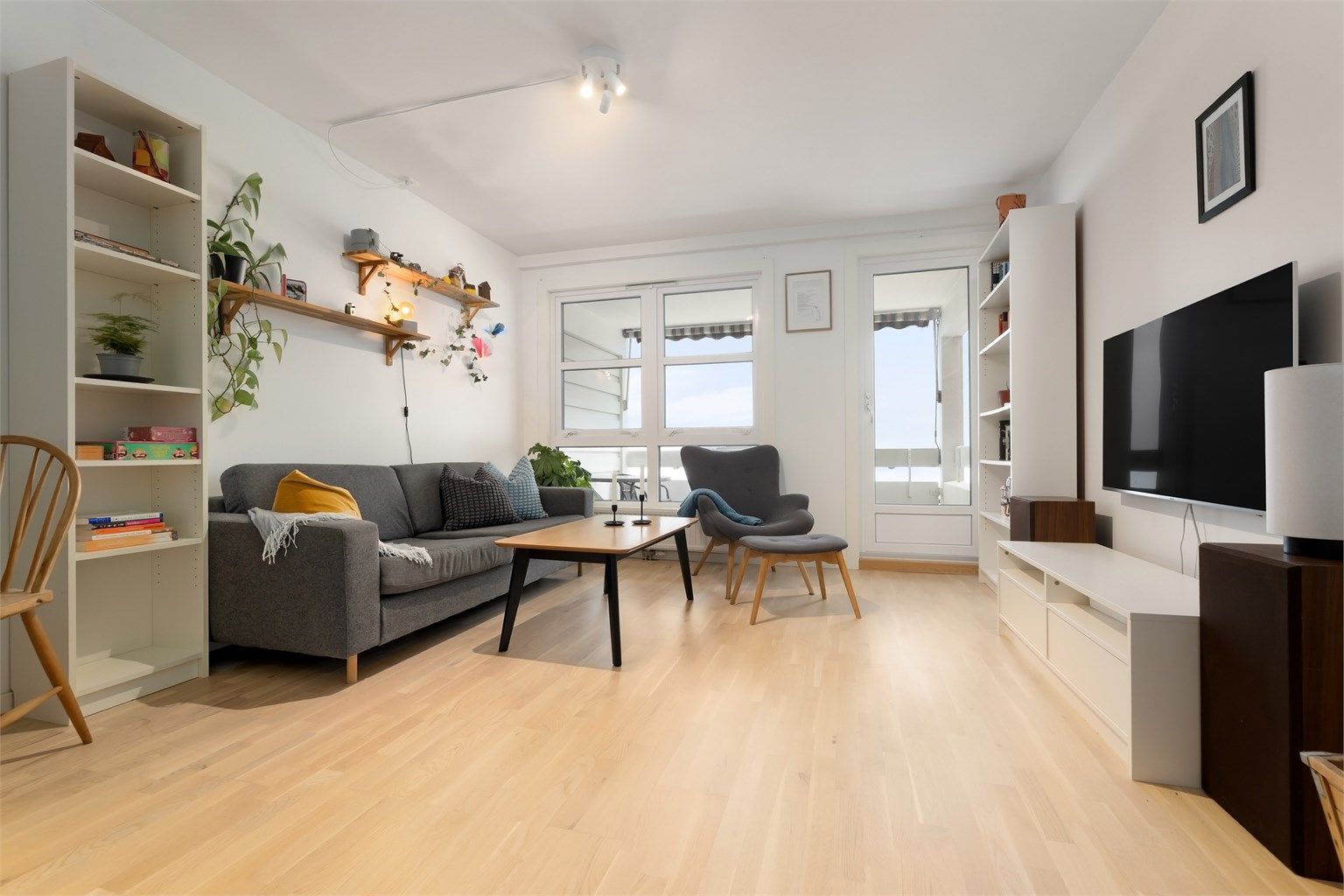 Stue med utgang til overbygget balkong - store vindusflater i stue med flott utsikt