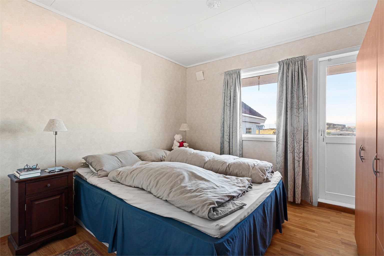 Hovedsoverom med utgang til balkong.