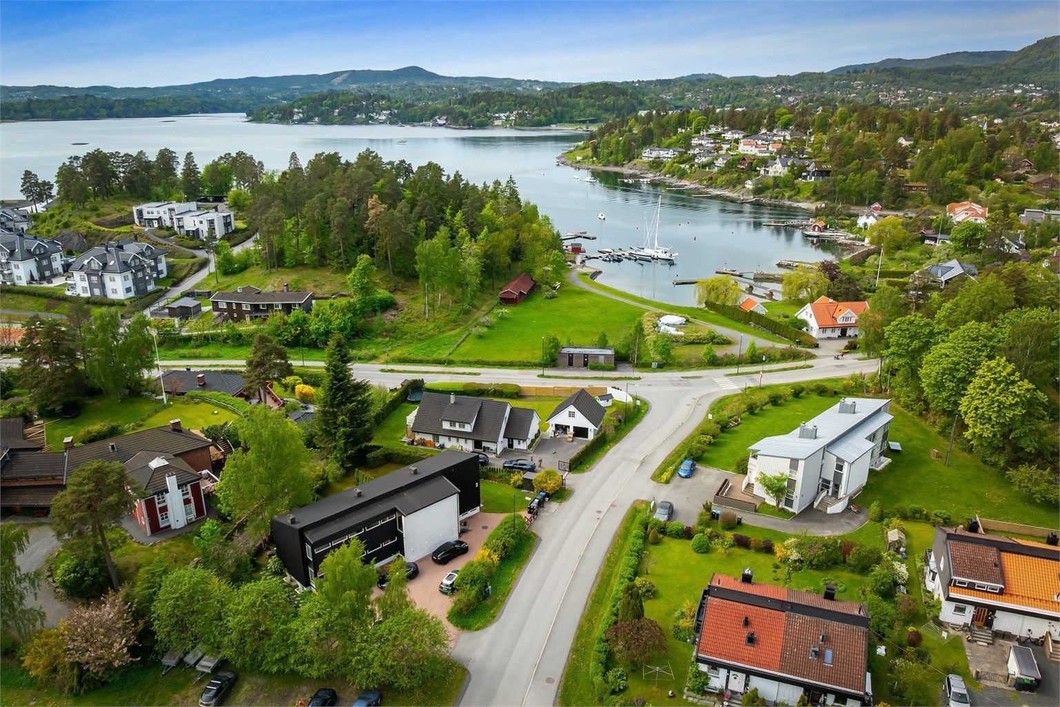 Attraktiv og sjønær beliggenhet i et svært ettertraktet boligområde på sydvestsiden av Nesøya med umiddelbar nærhet til idylliske turområder og nydelige badestrender