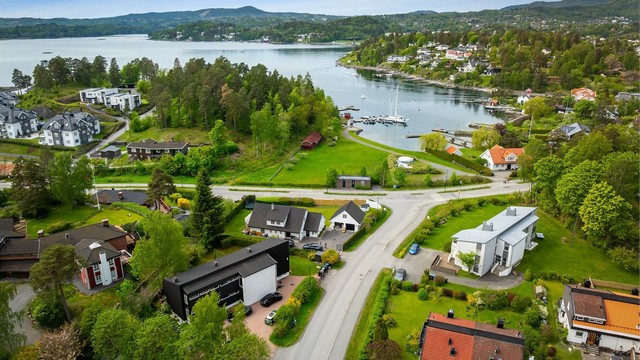 Attraktiv og sjønær beliggenhet i et svært ettertraktet boligområde på sydvestsiden av Nesøya med umiddelbar nærhet til idylliske turområder og nydelige badestrender