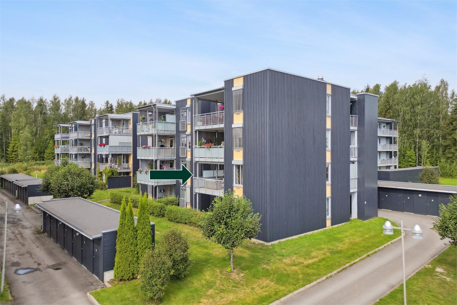 Velkommen til Olav Trygvasons gate 84D! Lettstelt og fin 4-roms leilighet i 2. etasje med heis, garasje og stor balkong.