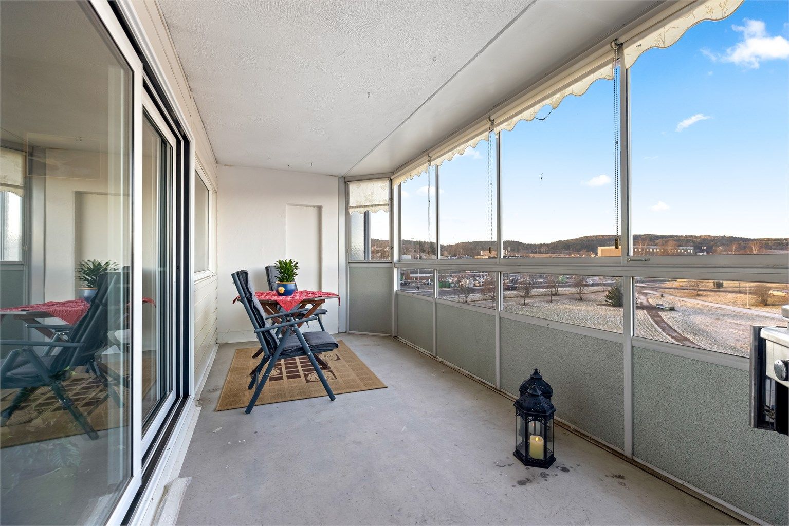 Den innglassede balkongen fungerer som en forlengelse av stuen og gir ekstra bruksareal.