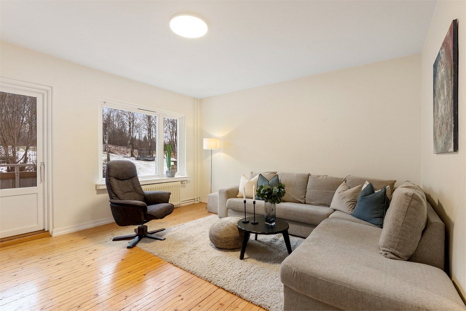 Den enhetlige stilen fortsetter med profilerte innerdører som binder rommene sammen.