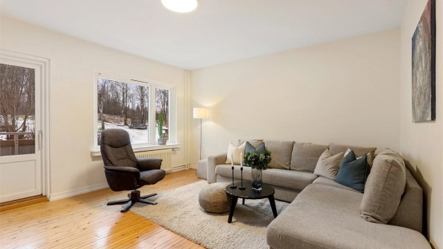 Den enhetlige stilen fortsetter med profilerte innerdører som binder rommene sammen.