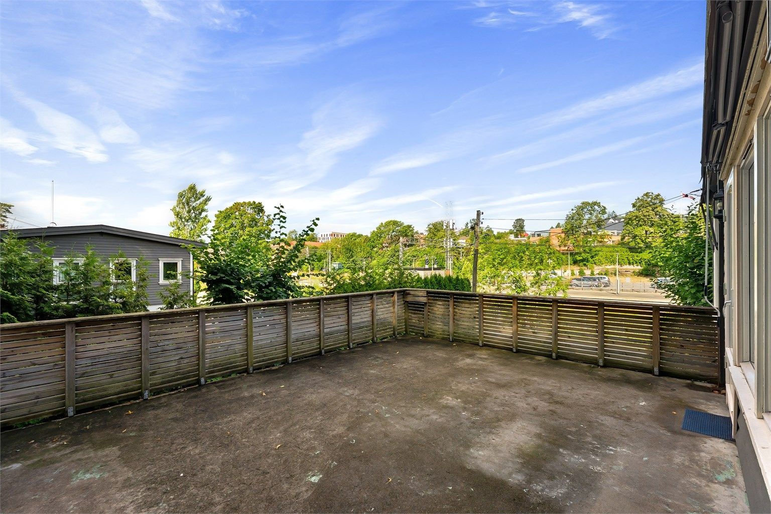 Stor, nordvestvendt terrasse på 27 m² med utgang direkte fra stuen.
Foto: Zovenfra