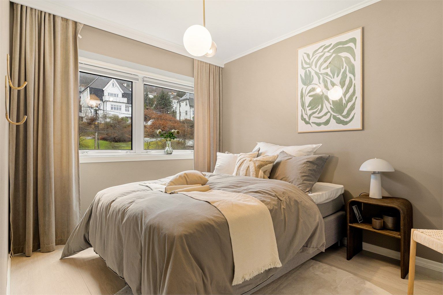 Soverommet er romslig malt i lunefarger.