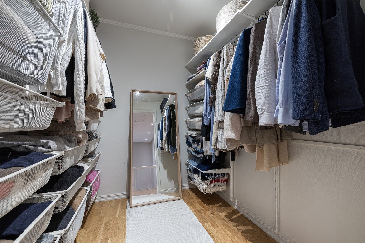 Et dedikert garderoberom gir svært gode oppbevaringsmuligheter.