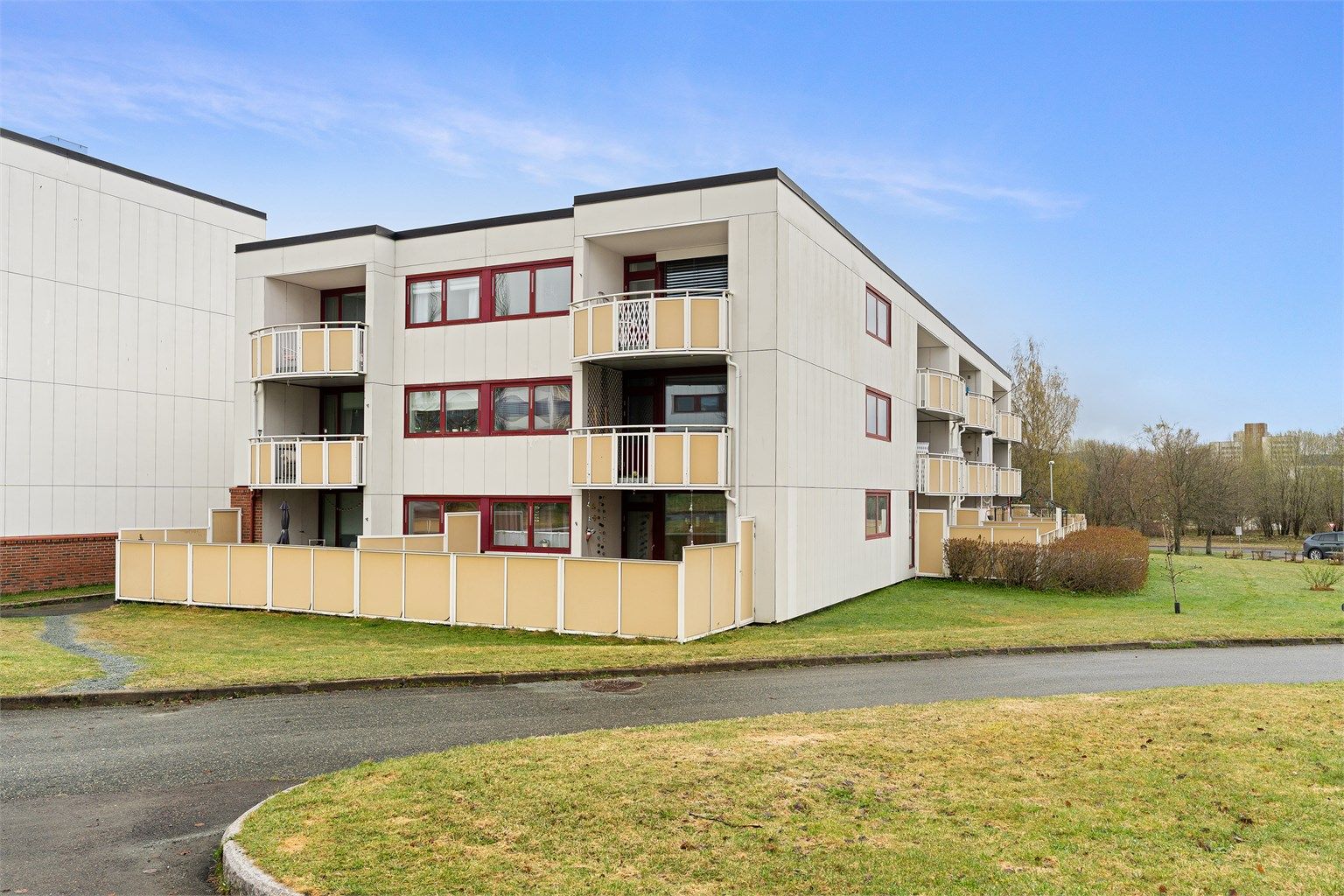 Det er et godt kollektivtilbud i området med nærmeste holdeplass ca. to minutters gange unna leiligheten. Her har du har barnehager og skoler i umiddelbar nærhet. 