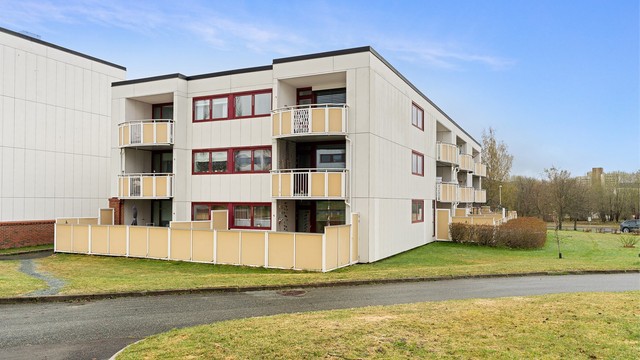 Det er et godt kollektivtilbud i området med nærmeste holdeplass ca. to minutters gange unna leiligheten. Her har du har barnehager og skoler i umiddelbar nærhet.
