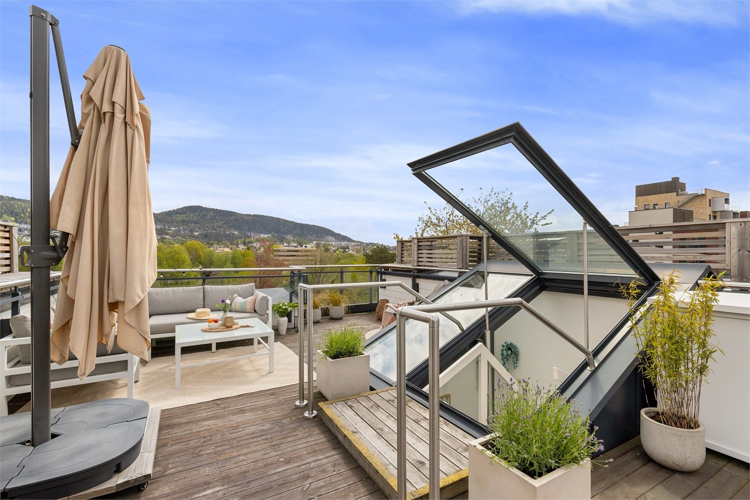 Romslig takterrasse på ca. 30 kvm med flott utsikt og svært gode solforhold.
