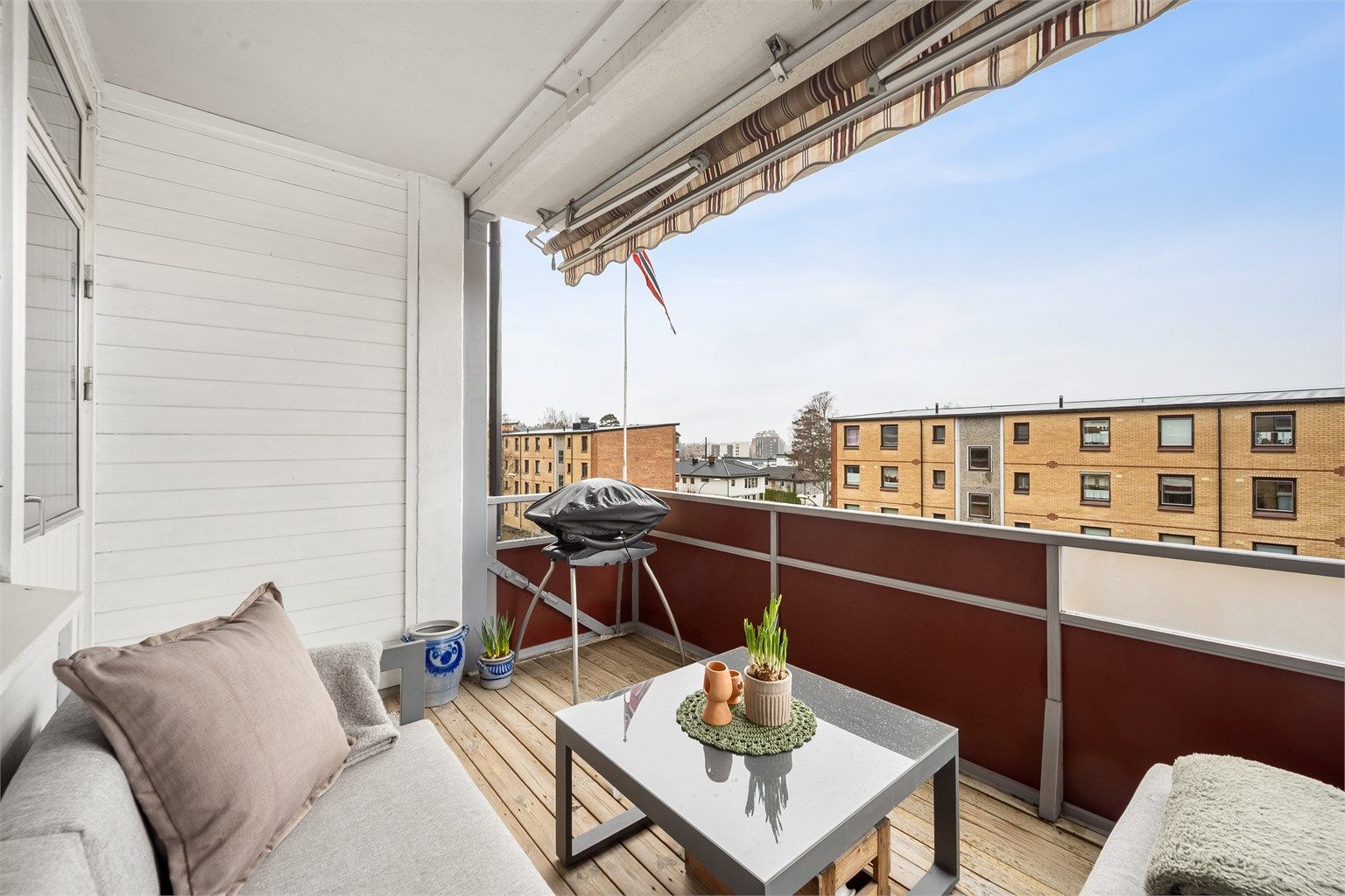Den vestvendte balkongen på 9 m² har gode solforhold med sol fra ca 14-21 sommerstid. 