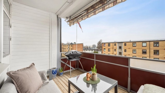 Den vestvendte balkongen på 9 m² har gode solforhold med sol fra ca 14-21 sommerstid.