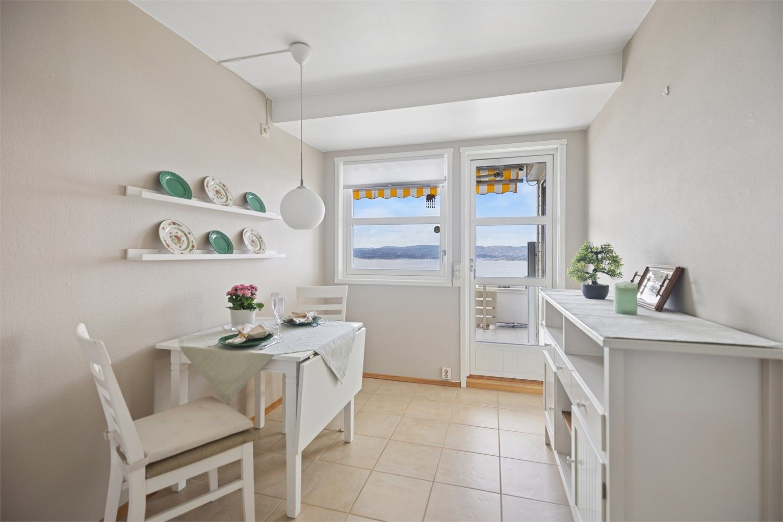 Den hyggelige spiseplassen har direkte utgang til den store vestvendte terrassen, noe som gjør det enkelt å nyte både måltider og utsikt i ett.