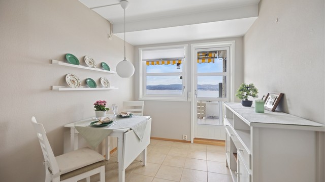 Den hyggelige spiseplassen har direkte utgang til den store vestvendte terrassen, noe som gjør det enkelt å nyte både måltider og utsikt i ett.