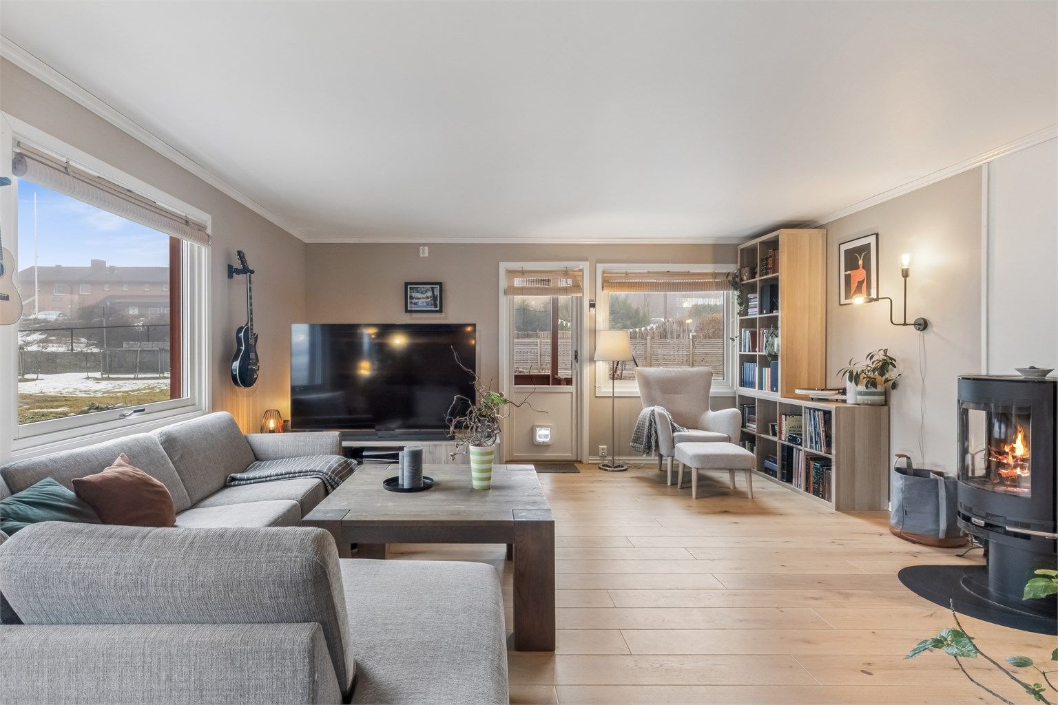 Lys og luftig stue med god plass til en romslig sofagruppe, mediemøblement og en hyggelig godkrok.