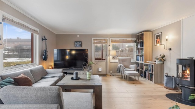 Lys og luftig stue med god plass til en romslig sofagruppe, mediemøblement og en hyggelig godkrok.