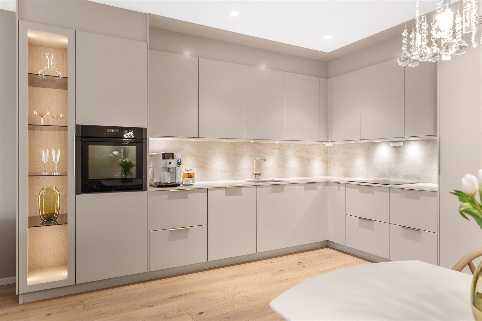 Her får du en stilren 4-roms leilighet fra 2023 med høy standard, vannbåren gulvvarme og solrik balkong med både morgen- og kveldssol. Leiligheten har blitt påkostet med et nytt flott kjøkken fra Drømmekjøkkenet.