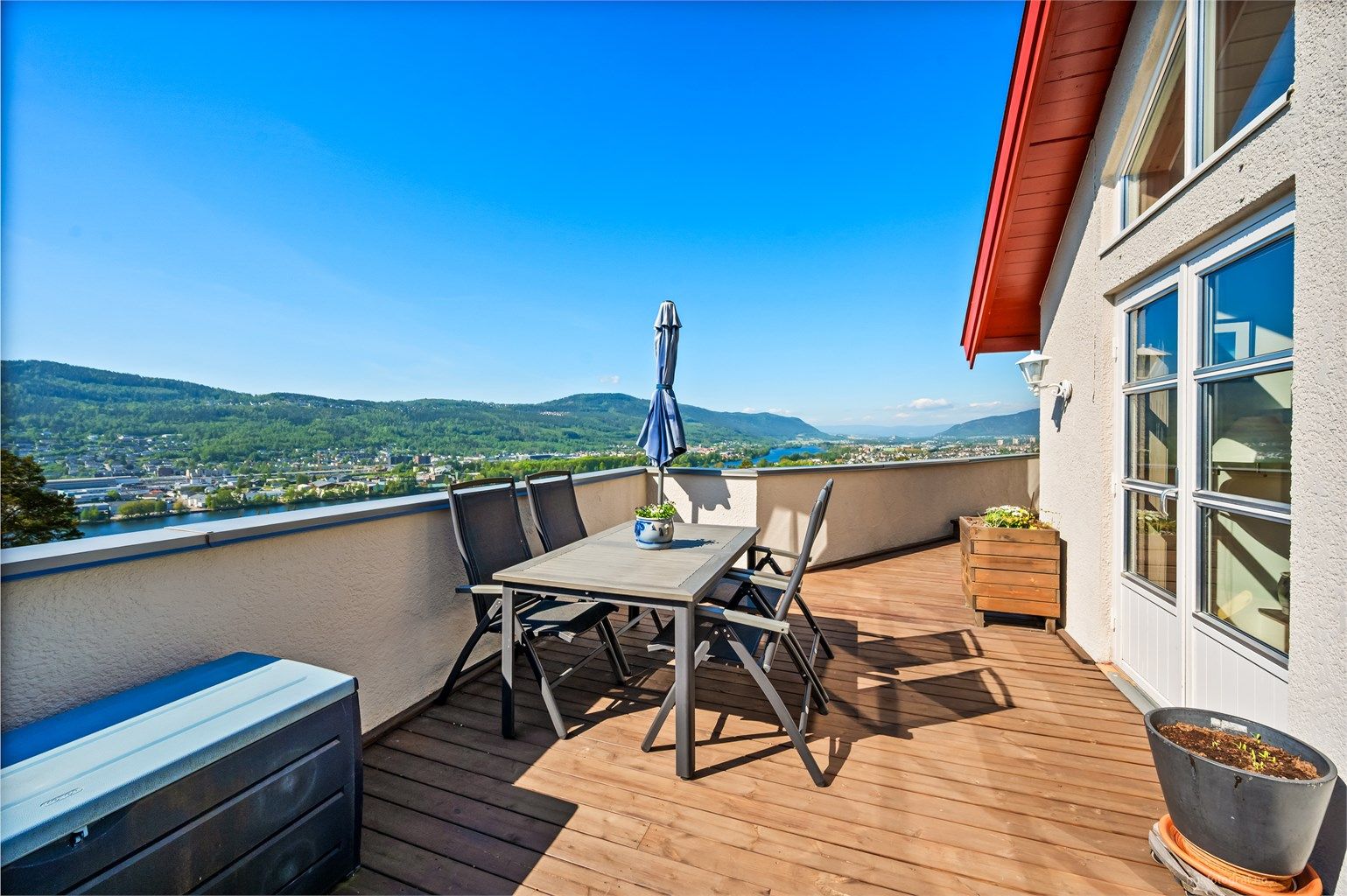 Romslig og innholdsrik eierleilighet med 2 etasjer (2. og 3. etasje)