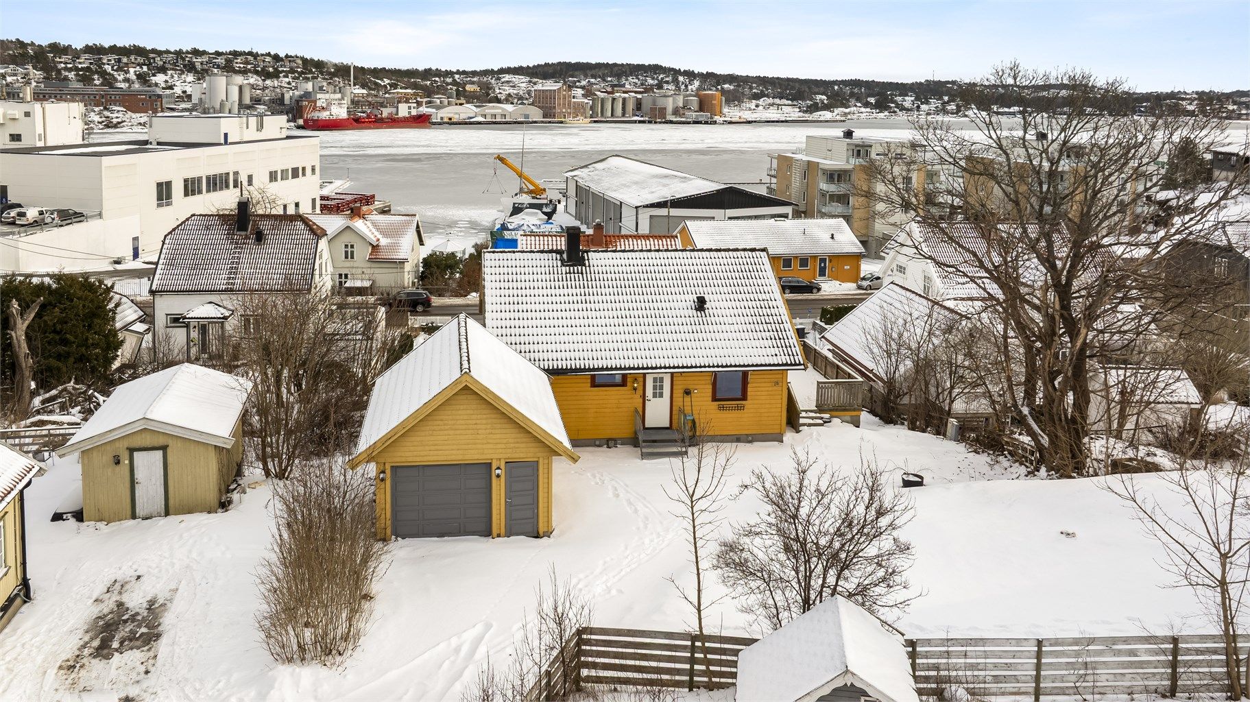 Særdeles sjønært beliggende enebolig 
