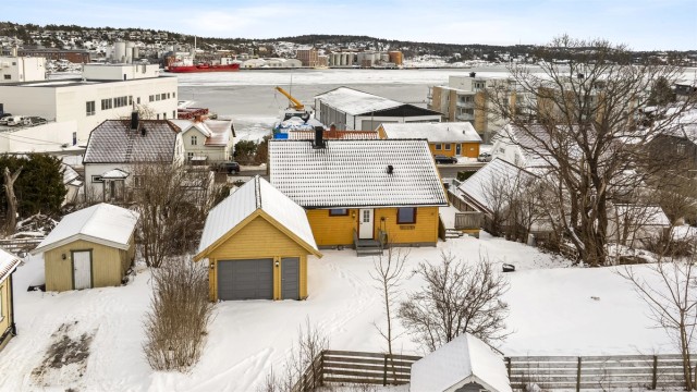 Særdeles sjønært beliggende enebolig