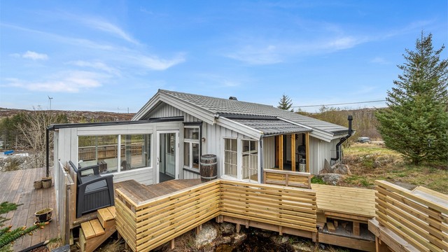 Pent opparbeidede uteområder med blant annet flere sitteplasser og grillhus
