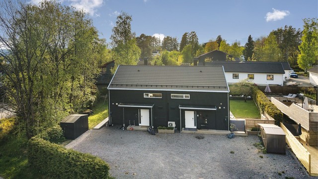 Parkering på gruset gårdsplass.
