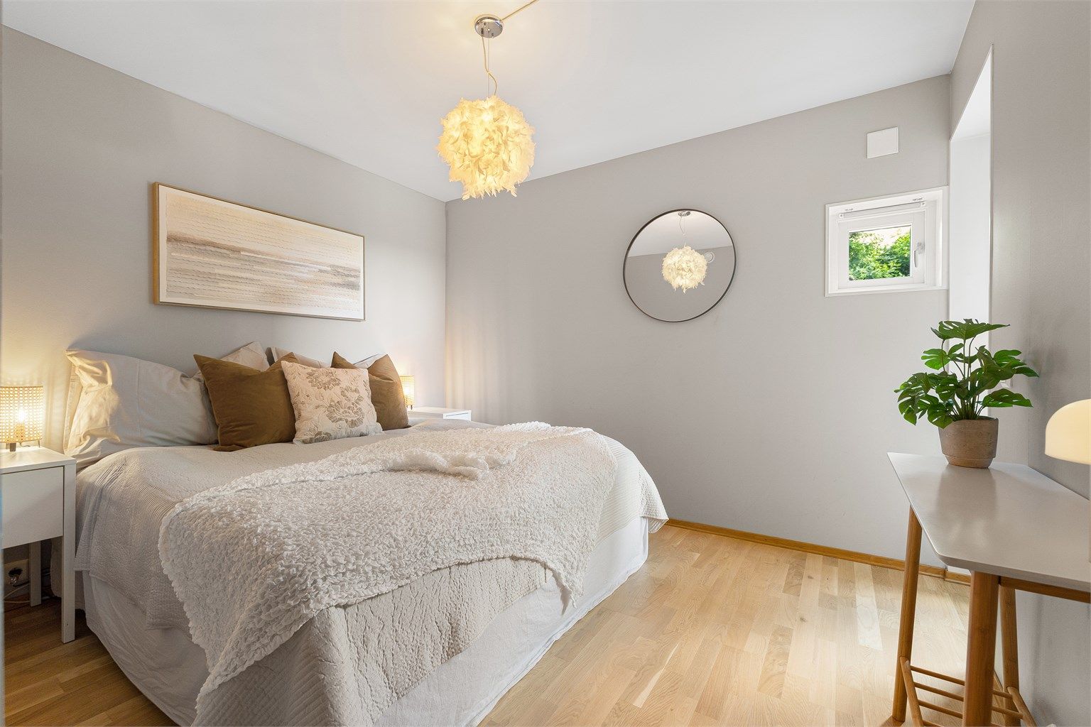 Hovedsoverommet er romslig og har tilknytning til eget bad og walk-in-garderobe.