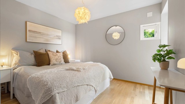 Hovedsoverommet er romslig og har tilknytning til eget bad og walk-in-garderobe.