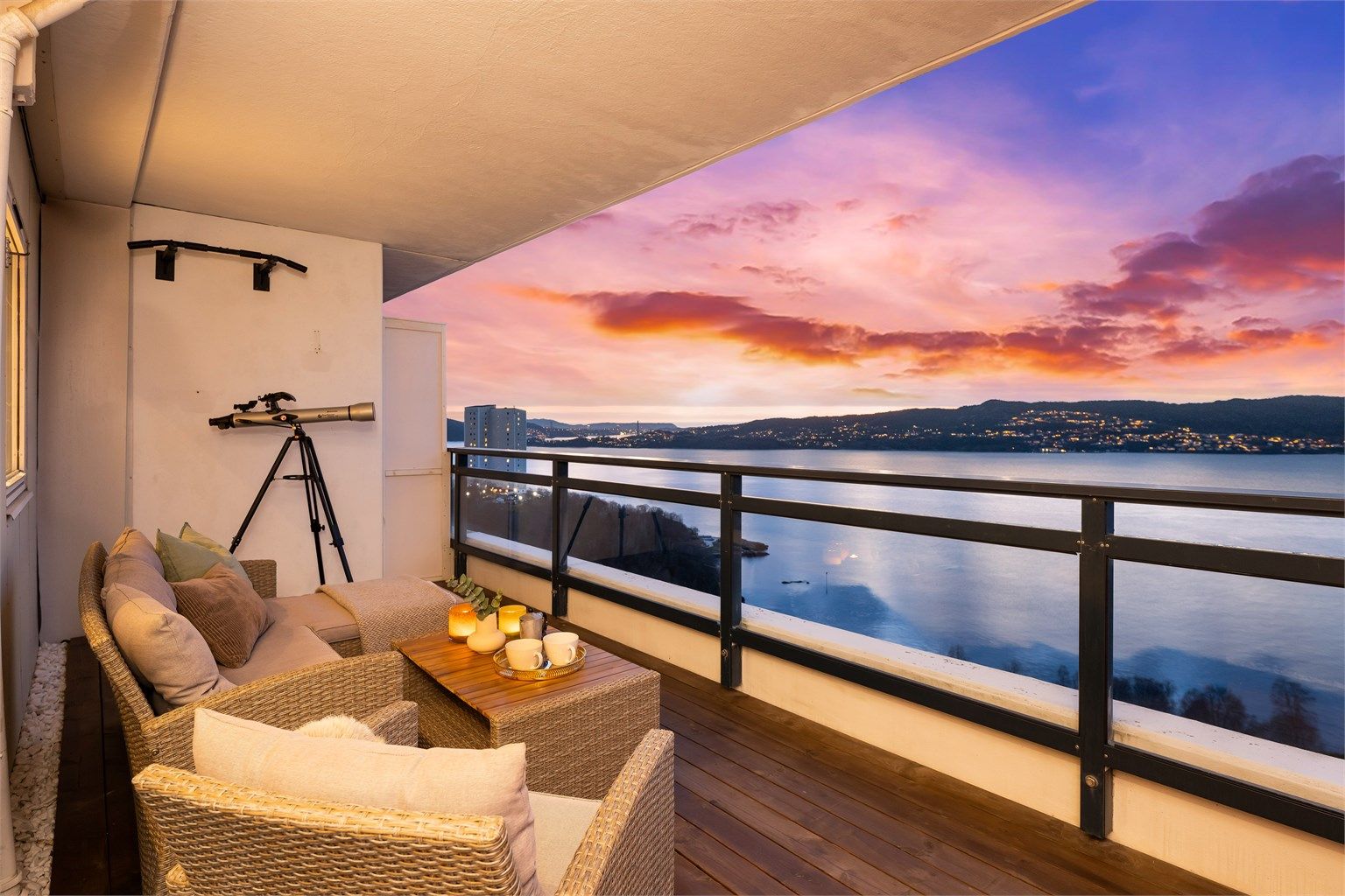 Krogsveen V/Thomas Hauge presenterer Helleveien 267! 3-roms leilighet i 9. etasje. Se den utsikten(!)