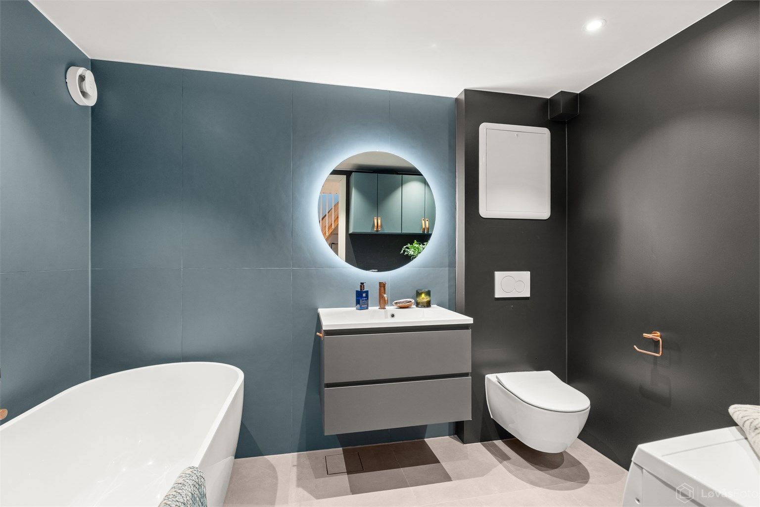 Pent flislagt bad med gulvvarme og downlights i himling, pusset opp i 2019 (fliser fra Studio Bergersen)