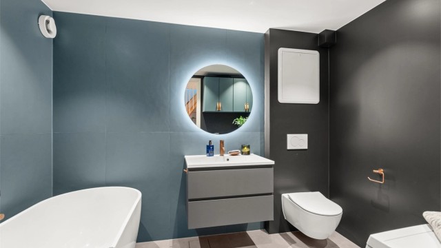 Pent flislagt bad med gulvvarme og downlights i himling, pusset opp i 2019 (fliser fra Studio Bergersen)