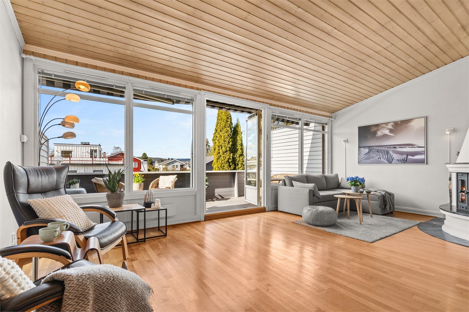 Stuen har store vindusflater som slipper inn rikelig med lys og skaper en lys og luftig atmosfære i boligen. 