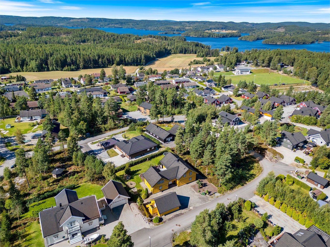 Setskog oppvekstsenter ligger kun 600m unna og består av både barnehage, barneskole og SFO. Enda nærmere ligger Setskog IF's flotte idrettsanlegg med fotballbane, skiløyper og skøytebane. 