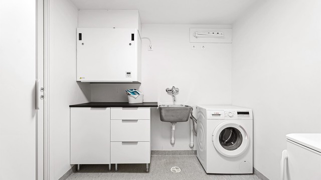 Eget vaskerom med tilgang både fra garderobe i den private fløyen og fra gangen
